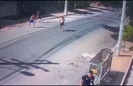 Vecinos de Pelopincho intentaron rescatar a los dos supuestos motoasaltantes detenidos.