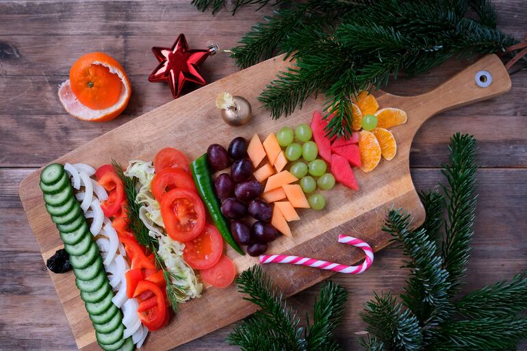 No abuse de los canapés, embutidos, patés, quesos, salsas calóricas, etc.