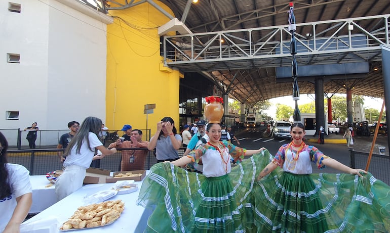 Alto flujo de visitantes en el inicio de la Semana Santa: dan cálida bienvenida a viajeros en la frontera