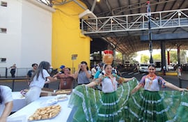 Los visitantes fueron recibidos con música, danza y comidas típicas en el puente de la Amistad.