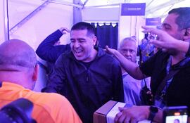 El exfutbolista argentino Juan Román Riquelme (c) llega a votar para elegir presidente del club Boca Juniors hoy, en el estadio La Bombonera en Buenos Aires (Argentina). Juan Román Riquelme se consagró este domingo como nuevo presidente de Boca Juniors tras sellar un aplastante triunfo sobre un binomio opositor que tenía en la fórmula presidencialista al ex presidente de Argentina, Mauricio Macri junto al candidato a primer mandatario: Andrés Ibarra.