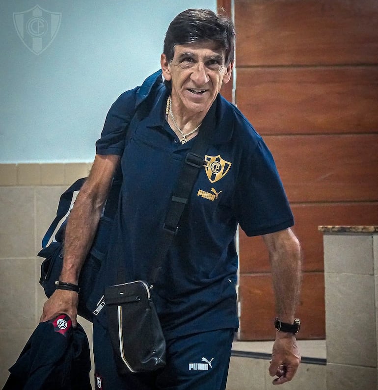 Gustavo Adolfo Costas (63 años) registra cuatro partidos dirigidos a Cerro Porteño, con dos victorias y dos empates.