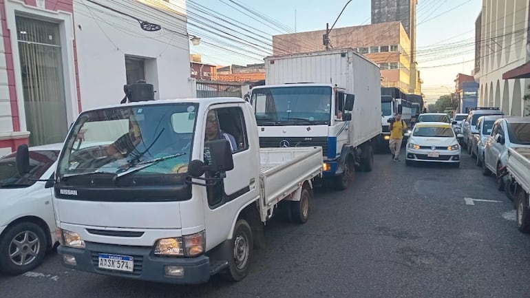Productores e importadores frutihortícolas llegaron con sus camiones frente al MAG para exigir la liberación de la importación del tomate