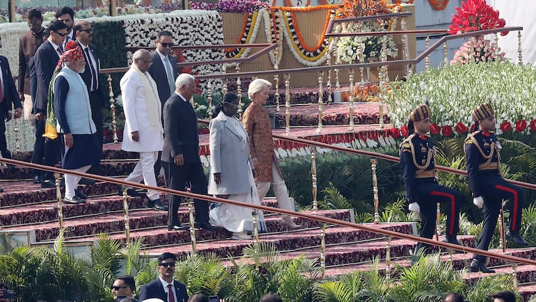 La presidenta de la Comisión Europea, Úrsula von der Leyen (d) junto al líder del Consejo Europeo, Antonio Luis Santos da Costa (C) junto al primer ministro de la India, Narendra Modi (i).