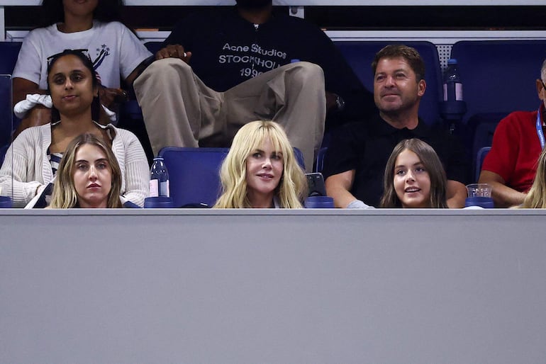 Nicole Kidman (centro) en las gradas viendo el partido de semifinales individuales masculinas entre los estadounidenses Frances Tiafoe y Ben Shelton, durante la decimotercera jornada del torneo de tenis US Open en el USTA Billie Jean King National Tennis Center. (CHARLY TRIBALLEAU / AFP)