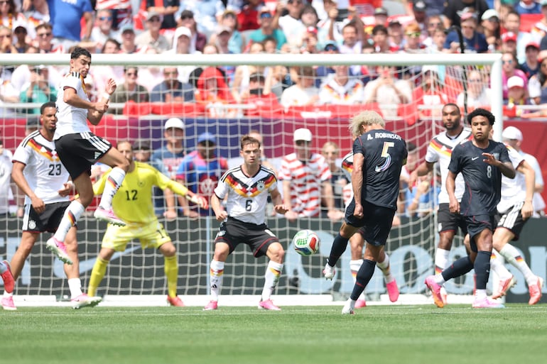 Antonee Robinson de Estados Unidos anota el primer gol de su equipo durante el partido amistoso internacional entre Estados Unidos y Alemania en el Soldier Field, en Chicago.