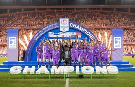 Los jugadores del Al Ain festejan con el trofeo de campeón la conquista de forma invicta la UAE League.