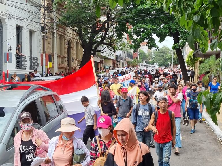 Grupos de escasos recursos piden mayor presupuesto para construcción de viviendas sociales.