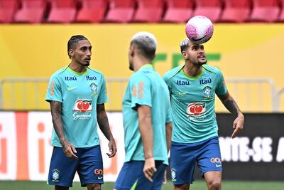 AME7212. BRASILIA (BRASIL), 14/10/2024.- Raphinha (i) y Bruno Guimaraes (d) de la selección brasileña de fútbol entrenan este lunes en la Arena BRB Mané Garrincha, en Brasilia (Brasil). La selección brasileña de fútbol prepara su partido contra Perú de este martes por las Eliminatorias Sudamericanas al Mundial de Fútbol 2026. EFE/ Andre Borges