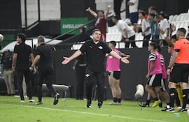 El entrenador de Libertad, Juan Eduardo "Mágico" Samudio, durante el encuentro ante Olimpia, en el clásico "blanco y negro", disputado en Tuyucuá.