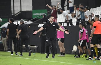 El entrenador de Libertad, Juan Eduardo "Mágico" Samudio, durante el encuentro ante Olimpia, en el clásico "blanco y negro", disputado en Tuyucuá.