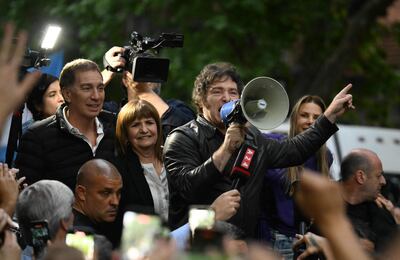 El presidente de Argentina, Javier Milei (C), durante un mitin reciente.
