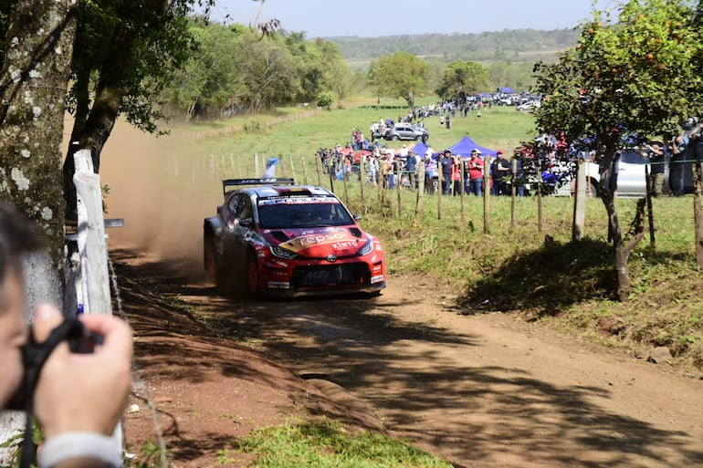Los pilotos y equipos del Rally del Paraguay 2026 en las pruebas libes oficiales en un tramo de 5,6 kilómetros en la ciudad de Carmen del Paraná, Departamento de Itapúa, Paraguay.
