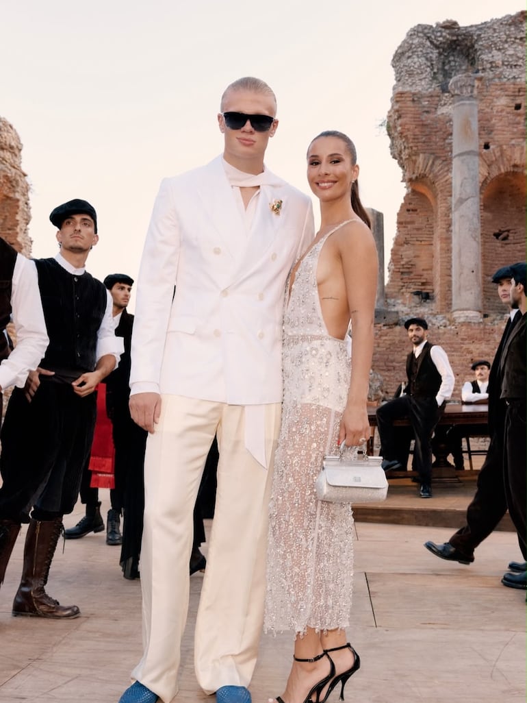 Erling Haaland y su novia Isabel Haugseng Johansen lucieron prendas de Dolce & Gabbana en el exclusivo desfile en Italia. (Instagram/Isabel Haugseng Johansen)