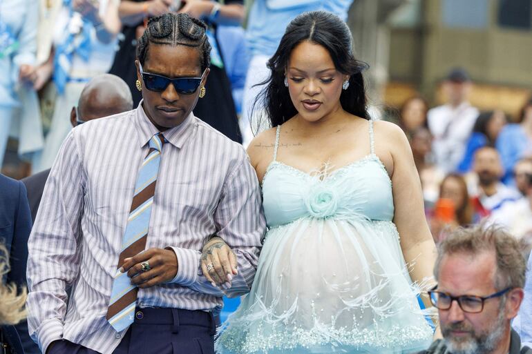Rihanna y ASAP Rocky esperaban ansiosos a su tercer hijo. Hoy, ya tienen a Rocki en sus brazos. (NICOLAS MAETERLINCK / Belga / AFP) 