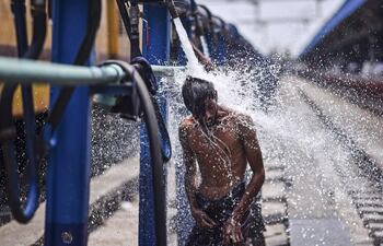 La extracción de aguas subterráneas y su traslado ha supuesto el desplazamiento de una masa tan grande que la Tierra se inclinó casi 80 centímetros hacia el este entre 1993 y 2010, moviéndose el polo de rotación en ese tiempo.