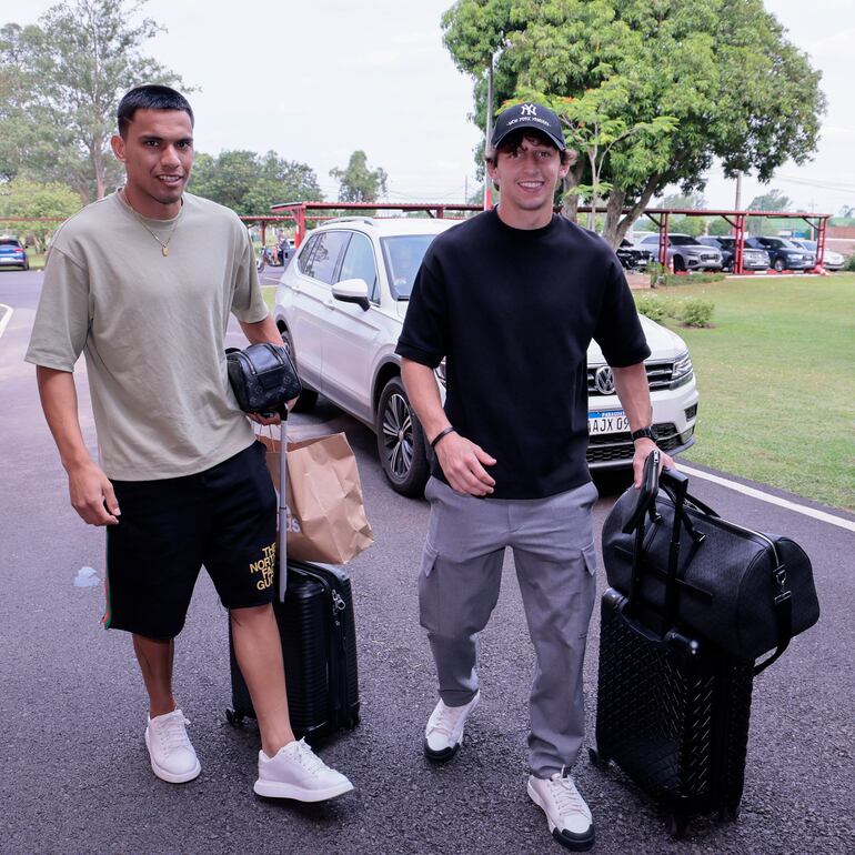 Diego Gómez y Matías Galarza, jugadores de la Albirroja, llegando a Ypané.