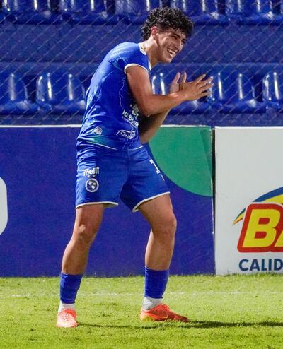 El danzarín David Fernández, autor de los goles con los que Sol de América derrotó a Carapeguá 2-1, en Villa Elisa.