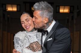 Marcelo Tinelli dando un emotivo beso a su hija Candelaria el día de su boda.