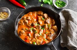 Higaditos de pollo en salsa de tomates y aceitunas.