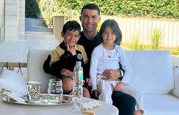 ¡Papá orgulloso! Cristiano Ronaldo con sus mellizos cumpleañeros, Mateo y Eva.