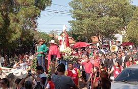 La tradicional procesión por las principales calles se realizó al término de la misa.