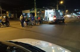 Motociclista atropella a una ciclista sobre la avenida Cacique Lambaré.
