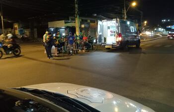 Motociclista atropella a una ciclista sobre la avenida Cacique Lambaré.
