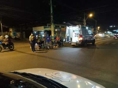 Motociclista atropella a una ciclista sobre la avenida Cacique Lambaré.
