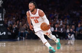 Jalen Brunson salió como siempre al rescate al convertir 14 puntos en un fulgurante parcial de 18-1 con el que Nueva York se metió otra vez en la pelea.