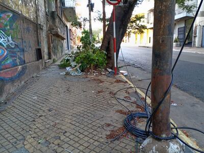 Basuras, cables y ramas inundan las veredas de Asunción. En este caso, sobre Herrera, entre Yegros e Iturbe.