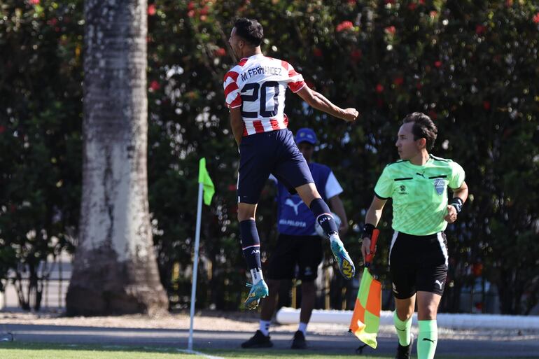 Marcelo Fernández (d), jugador de la selección paraguaya Sub 23, celebra un gol en el partido ante Perú por el Preolímpico Sudamericano Sub-23 en el estadio Polideportivo Misael Delgado, en Valencia, Venezuela.
