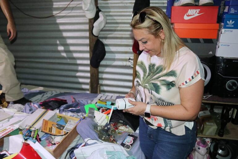Fiscal Sandra Ledesma, durante un allanamiento la noche del martes último.