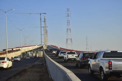 Con Mario Abdo a la cabeza, una comitiva cruza por primera vez el Puente Héroes del Chaco