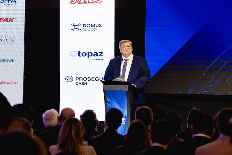Osvaldo Serafini, presidente de Asoban durante el discurso de apertura de la 2a. Convención Bancaria