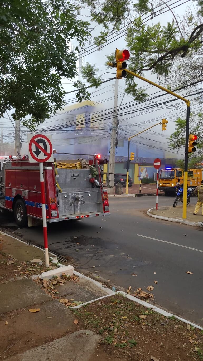 Incendio en la Piscinas & Cia en la avenida Boggiani y R.I. 6 Boquerón