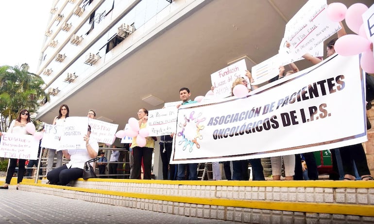 Manifestación de pacientes con cáncer frente a la Caja Central del IPS. Foto Archivo.