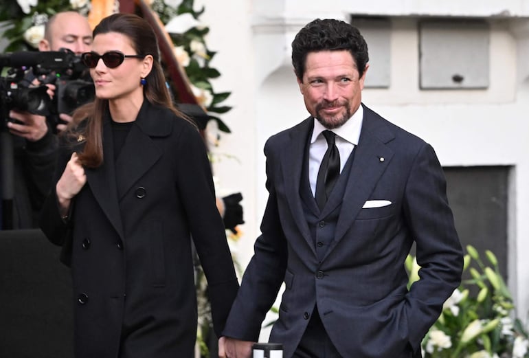 El empresario italiano Matteo Marzotto y Nora Shkreli en la despedida del difunto diseñador de moda italiano Valentino Garavani. (EFE/EPA/MAURIZIO BRAMBATTI)
