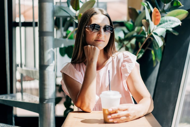 Mujer en una cafetería.