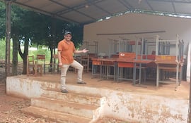 El profesor Ever Denis muestra el escenario donde los alumnos del IPA reciben sus clases desde hace doce años.