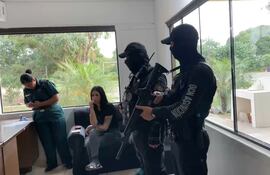 Gianina García Troche, pareja de Sebastián Marset, es registrada en la Prisión Militar de Viñas Cue.