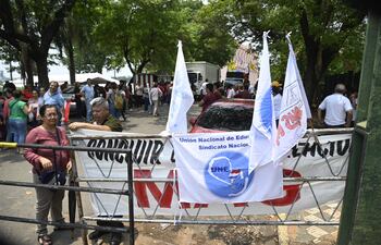 Docentes se movilizaron en noviembre pasado en reclamo de reajuste salarial y el pago por escalafón docente.