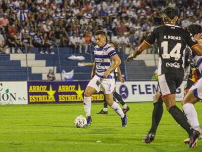 Elías Alfonso, jugador del 2 de Mayo, domina el balón en un partido frente a General Caballero por la novena jornada del torneo Apertura 2024 del fútbol paraguayo en el estadio Río Parapití, en Pedro Juan Caballero.