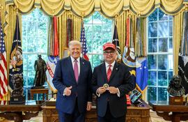 El nuevo embajador de Paraguay en Estados Unidos, Gustavo Leite, posó al lado de Donald Trump, vistiendo una gorra MAGA.