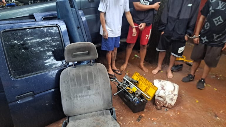 Evidencias incautadas en un aguantadero de vehículos en la ciudad de Ñemby. Hay cuatro detenidos.