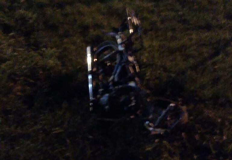 La motocicleta fue lanzada al costado de la ruta tras el violento impacto.