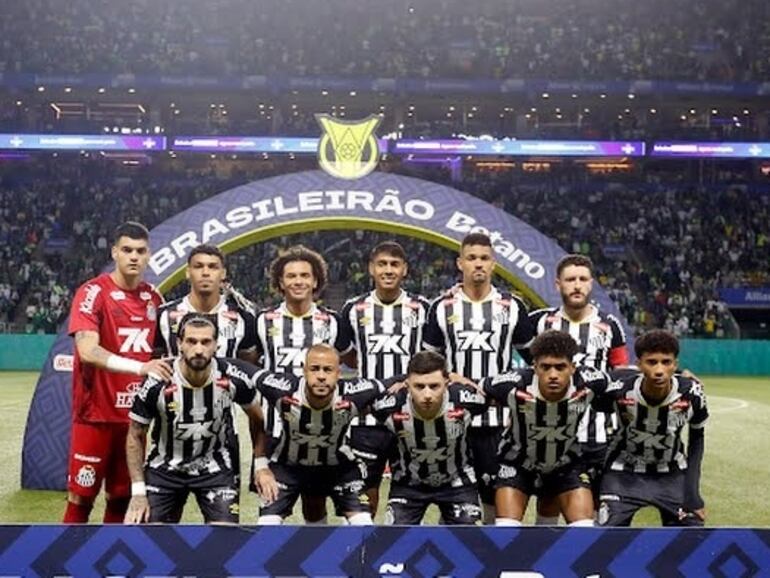 Los jugadores del Santos posan para la foto previa al partido frente a Palmeiras por la fecha 32 del Brasileirao en el estadio Allianz Parque, en Sao Paulo, Brasil.