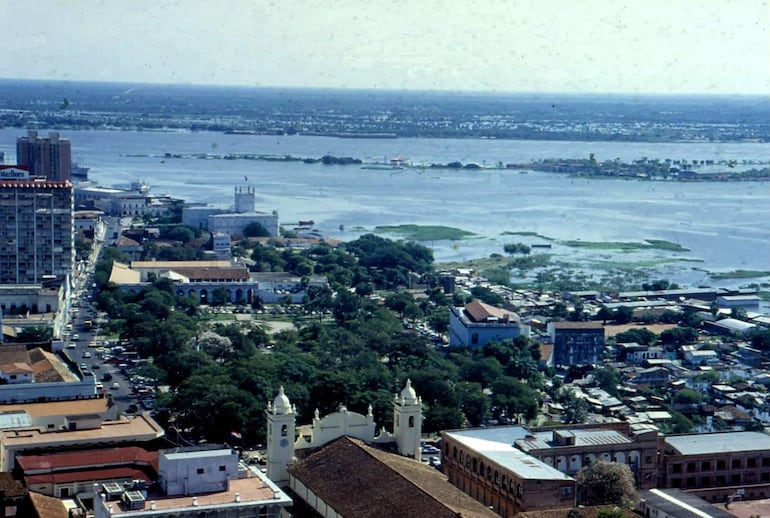 Vista panorámica de Asunción con edificios y vegetación, sin personas visibles, ambiente soleado.