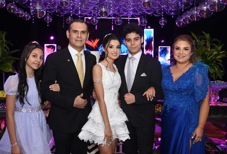 Los mellizos y su familia.