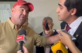 El diputado cartista Jatar Fernández (a la izquierda) y el parlamentario opositor Guillermo Rodríguez se enfrentan ayer en el Congreso.